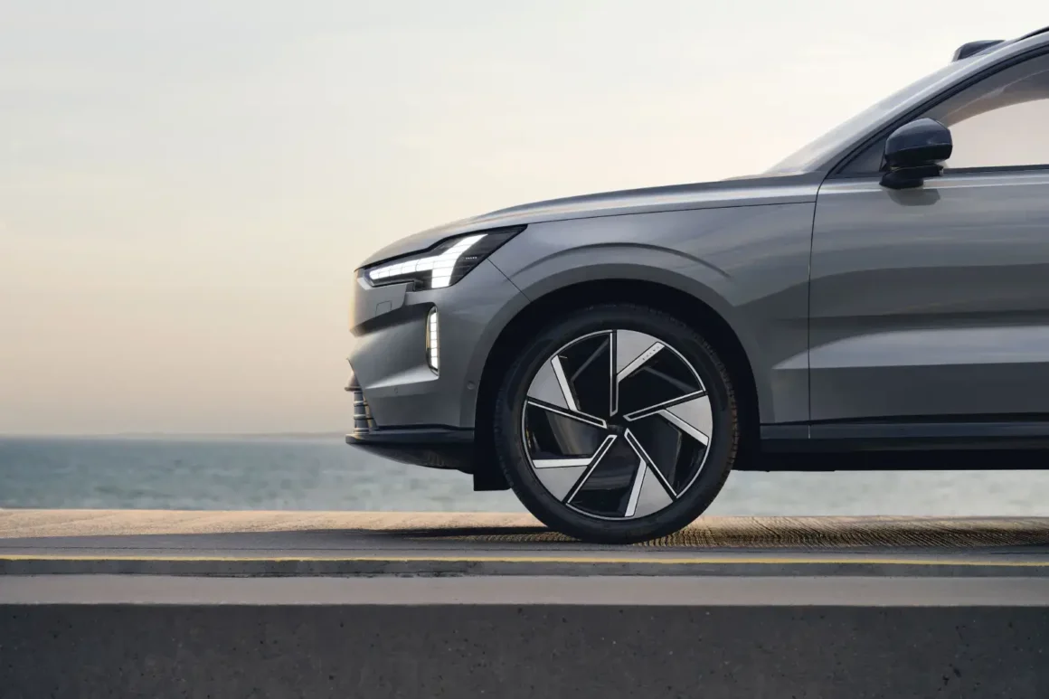 Essai Volvo EX 90 T8