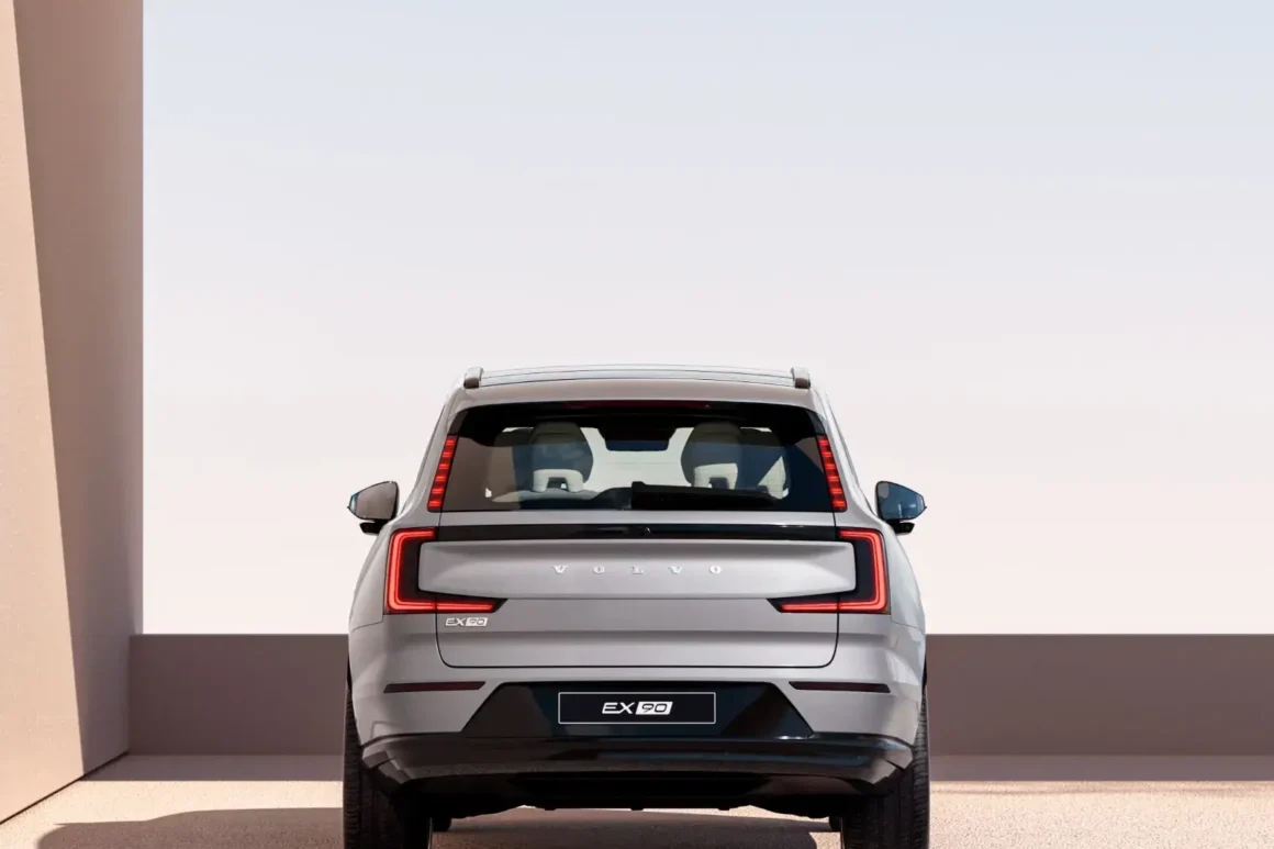 Essai Volvo EX 90 T8-arrière