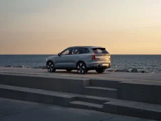Essai Volvo EX 90 T8-arrière-mer