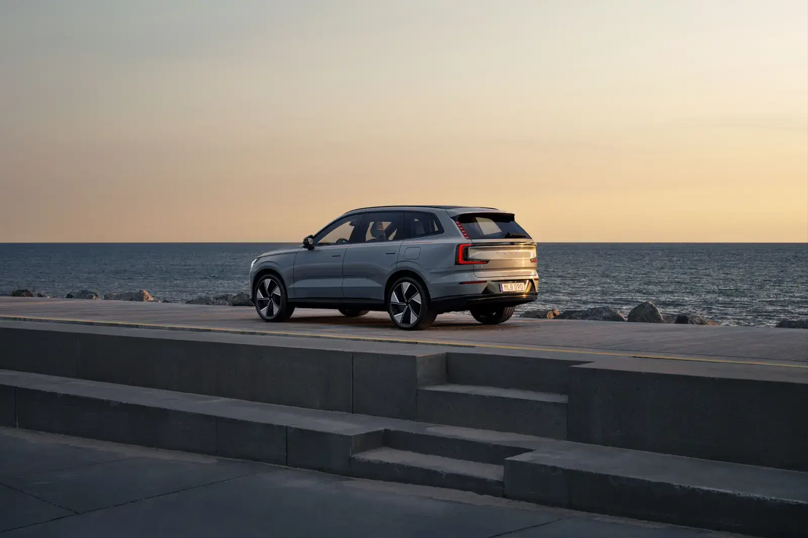 Essai Volvo EX 90 T8-arrière-mer
