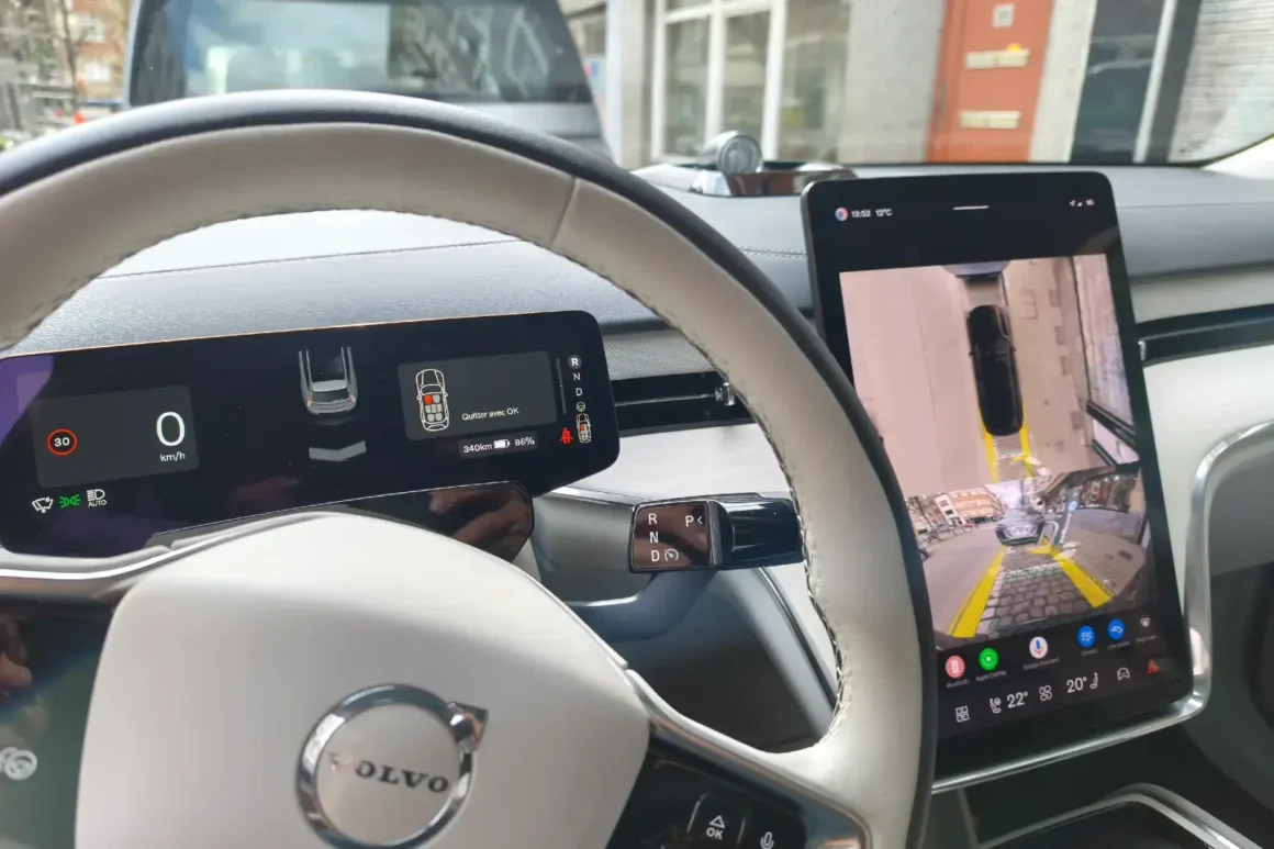 Essai Volvo EX 90 T8-caméra-de-recul